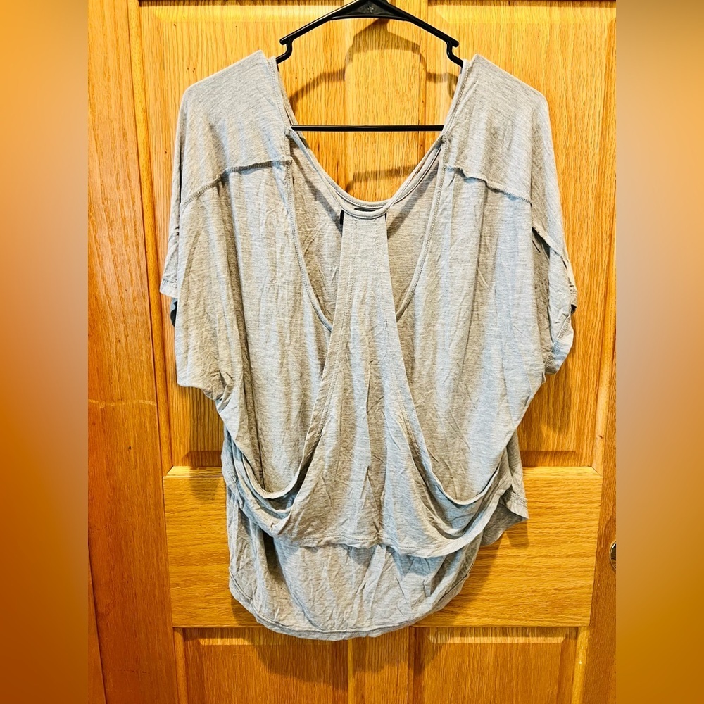 NWOT Small POL Gray Women's Top with Back Cut Outs - Picture 3 of 9